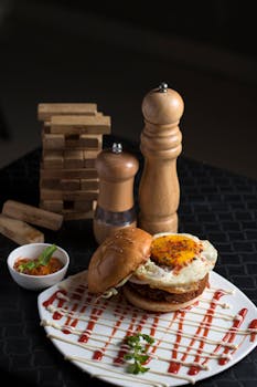 Mouth-watering burger with fried egg and gourmet sauce, ideal for lunch or dinner.